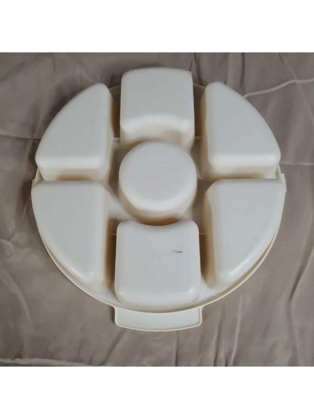Rubbermaid Servin Saver Divided Vegetable Chip & Dip Server & Lid Beige 12” Wide